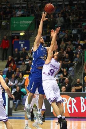 Zweikampf zwischen Danilo Barthel (Frankfurt) u. Dominik Spohr (Goettingen), 1. Basketball-Bundesliga 2014 2015. Fraport Skyliners vs. BG Goettingen, 27.12.2014 , EP_RRZ
