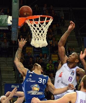 27.12.2014, xhbx, Basketball BBL, Frankfurt Skyliners - BG Goettingen, v.l. Justin Cobbs (Fraport Skyliners Frankfurt) , Raymar Morgan (BG Goettingen)