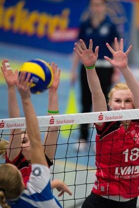 27.12.2014, Halle Berg Fidel, Muenster Volleyball, DVV-Pokal, Halbfinale, USC Münster Muenster vs. Allianz MTV Stuttgart Angriff Kim Renkema ( 5 Stuttgart) - Block Doppelblock Ines Bathen ( 17 Muenster), Leonie Schwertmann ( 18 Muenster)