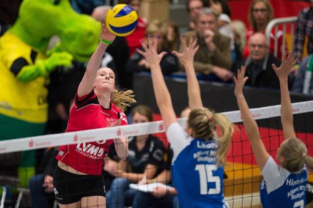 27.12.2014, Halle Berg Fidel, Muenster Volleyball, DVV-Pokal, Halbfinale, USC Münster Muenster vs. Allianz MTV Stuttgart Angriff Julia Schaefer ( 16 Muenster) - Block Doppelblock Nichole Lindow ( 15 Stuttgart), Mareike Hindriksen ( 2 Stuttgart)