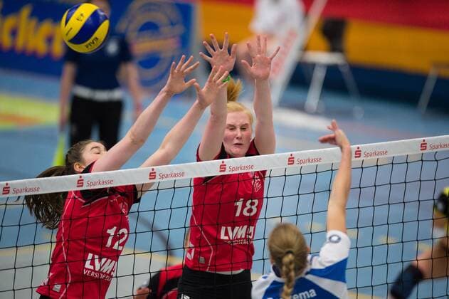 27.12.2014, Halle Berg Fidel, Muenster Volleyball, DVV-Pokal, Halbfinale, USC Münster Muenster vs. Allianz MTV Stuttgart Block Doppelblock Wiebke Silge ( 12 Muenster), Leonie Schwertmann ( 18 Muenster) - Angriff Kim Renkema ( 5 Stuttgart)