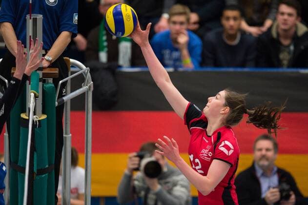 27.12.2014, Halle Berg Fidel, Muenster Volleyball, DVV-Pokal, Halbfinale, USC Münster Muenster vs. Allianz MTV Stuttgart Angriff Wiebke Silge ( 12 Muenster)