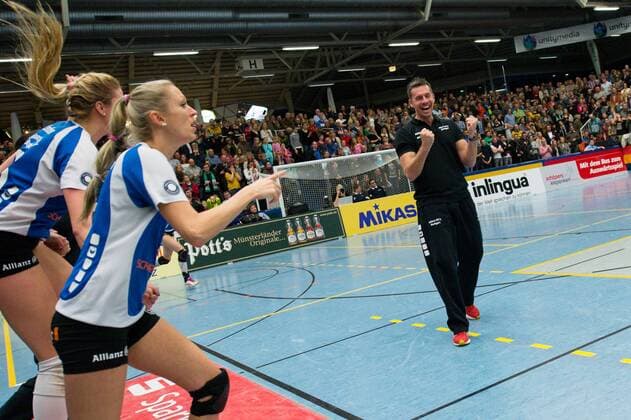 27.12.2014, Halle Berg Fidel, Muenster Volleyball, DVV-Pokal, Halbfinale, USC Münster Muenster vs. Allianz MTV Stuttgart Jubel Guillermo Hernandez (Trainer Coach Stuttgart) nach Matchball Sieg