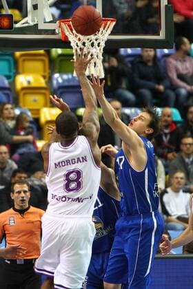 Johannes Voigtmann (Frankfurt) im Zweikampf unter dem Korb mit Raymar Morgan (Goettingen), 1. Basketball-Bundesliga 2014 2015. Fraport Skyliners vs. BG Goettingen, 27.12.2014 , EP_RRZ