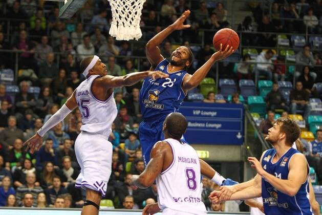 Quantez Robertson (Frankfurt) trifft gegegn David Godbold (Goettingen) u. Dominik Spohr (Goettingen), r: Danilo Barthel (Frankfurt), 1. Basketball-Bundesliga 2014 2015. Fraport Skyliners vs. BG Goettingen, 27.12.2014 , EP_RRZ