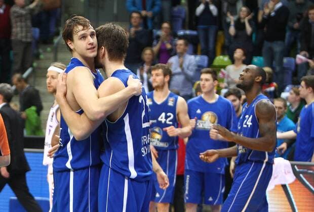 Johannes Voigtmann (Frankfurt) feiert mit Danilo Barthel (Frankfurt) den Sieg, 1. Basketball-Bundesliga 2014 2015. Fraport Skyliners vs. BG Goettingen, 27.12.2014 , EP_RRZ