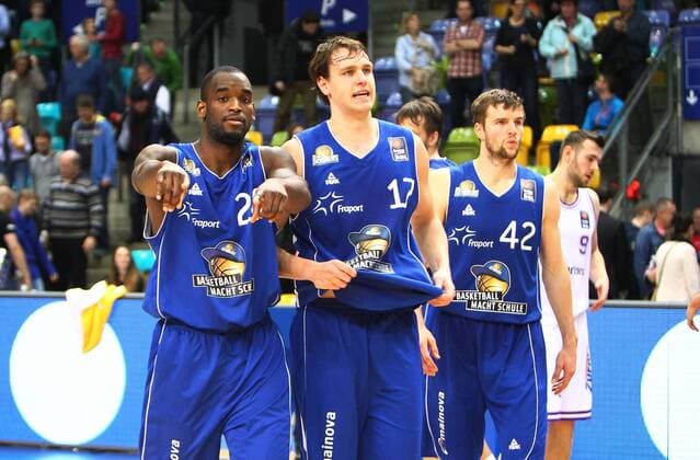 Mike Morrison (Frankfurt), Johannes Voigtmann (Frankfurt) u. Aaron Doornekamp (Frankfurt) feiern den Sieg, 1. Basketball-Bundesliga 2014 2015. Fraport Skyliners vs. BG Goettingen, 27.12.2014 , EP_RRZ