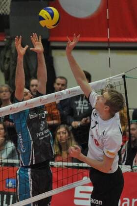 GER, VBL, DVV-Pokal, Halbfinale, SVG Lueneburg vs SWD Powervolleys Dueren 26.12.2014, Gellersenhalle, Reppenstedt, GER, VBL, DVV-Pokal, Halbfinale, SVG Lueneburg vs SWD Powervolleys Dueren, im Bild Matthias Pompe (Dueren 10) versucht sich gegen Jannik Poerner (Pörner Lueneburg 07) durchzusetzen nordphotoxWitke