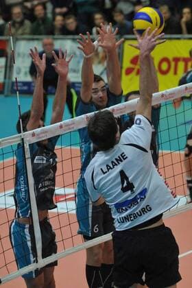 GER, VBL, DVV-Pokal, Halbfinale, SVG Lueneburg vs SWD Powervolleys Dueren 26.12.2014, Gellersenhalle, Reppenstedt, GER, VBL, DVV-Pokal, Halbfinale, SVG Lueneburg vs SWD Powervolleys Dueren, im Bild Matthias Pompe (Dueren 10) versucht sich gegen Tijmen Laane (Lueneburg 04) durchzusetzen nordphotoxWitke