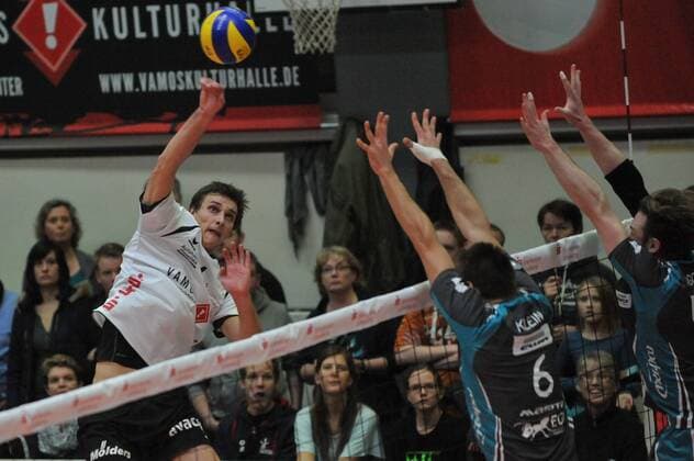GER, VBL, DVV-Pokal, Halbfinale, SVG Lueneburg vs SWD Powervolleys Dueren 26.12.2014, Gellersenhalle, Reppenstedt, GER, VBL, DVV-Pokal, Halbfinale, SVG Lueneburg vs SWD Powervolleys Dueren, im Bild Tijmen Laane (Lueneburg 04) versucht sich gegen Georg Klein (Dueren 06) durchzusetzen nordphotoxWitke