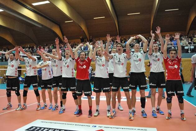 GER, VBL, DVV-Pokal, Halbfinale, SVG Lueneburg vs SWD Powervolleys Dueren 26.12.2014, Gellersenhalle, Reppenstedt, GER, VBL, DVV-Pokal, Halbfinale, SVG Lueneburg vs SWD Powervolleys Dueren, im Bild die Lueneburger Mannschaft jubelt ueber den Sieg und damit ueber den Finaleinzug nordphotoxWitke