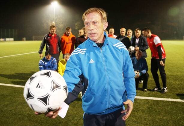 Leipzig, 20.11.2014, Fußball - RB Leipzig Trainingsgelände, diabetesDE , Trainer Christoph Daum trainiert den FC Diabetologie, ein Team der Deutschen Diabetes Hilfe. ,