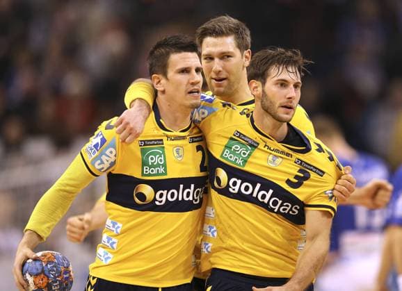 Foto : Siegesjubel bei den Loewen Andy Schmid , Harald Reinkind und Uwe Gensheimer , von links Samstag, 27.12.2014, HBL , 1. Liga Handball HSV - Rhein Neckar Löwen