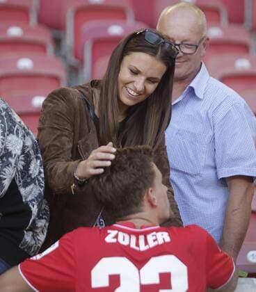1. FC Köln 1. Fussball Bundesliga Saison 2014 2015 Stuttgart Deutschland Datum: 30.08.2014 Laura Wontorra mit Simon Zoller (1. FC Köln) Ereignis: -