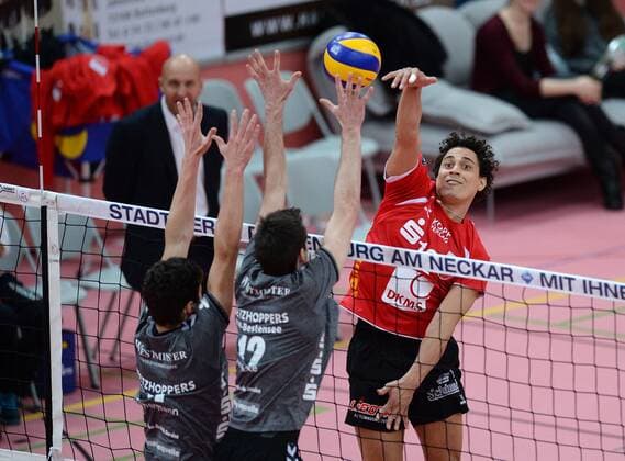 Volleyball 1. Bundesliga 2014 2015 TV Rottenburg - Netzhoppers KW-Bestensee 03.01.2015 Diego Ferreira Guardiano (re, TV Rottenburg) gegen KW Block Daniel Heinecke (Mitte) und Theo Timmermann (li) 
