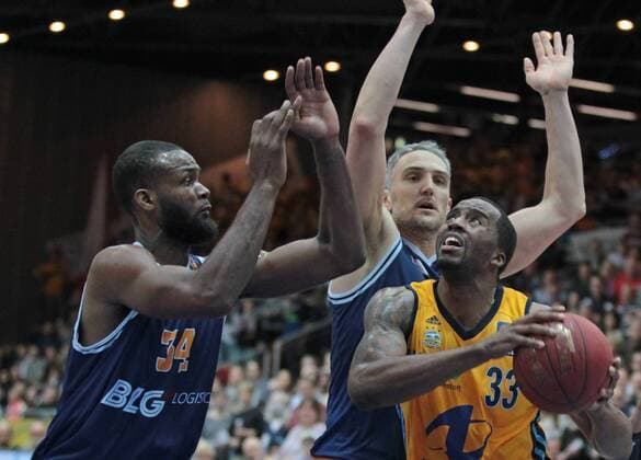 04.01.2015, xvex, Basketball BBL, Eisbären Bremerhaven - Alba Berlin, v.l. Devin Searcy (Eisbären Bremerhaven) erb06 Jamel McLean (Alba Berlin)