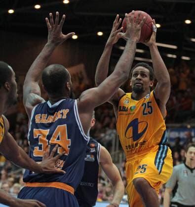 04.01.2015, xvex, Basketball BBL, Eisbären Bremerhaven - Alba Berlin, v.l. Devin Searcy (Eisbären Bremerhaven) Clifford Hammonds (Alba Berlin)