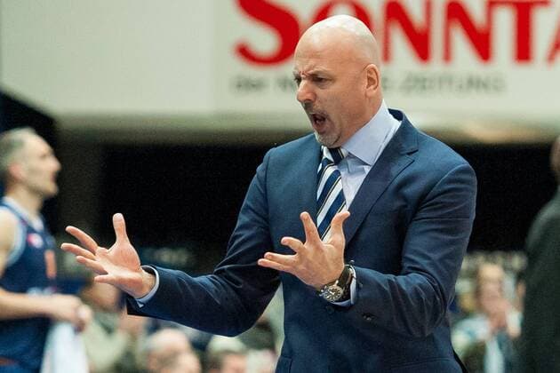 v.li.: Trainer, Headcoach Sasa Obradovic (ALBA Berlin) gibt Anweisungen, gestikuliert, mit den Armen gestikulieren, Basketball, Beko BBL, Eisbären Bremerhaven - ALBA Berlin, xobx