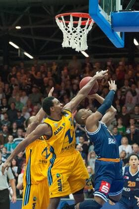v.li.: Clifford Hammonds (ALBA Berlin), Lorenzo Williams (Eisbären Bremerhaven) im Zweikampf, Basketball, Beko BBL, Eisbären Bremerhaven - ALBA Berlin, xobx