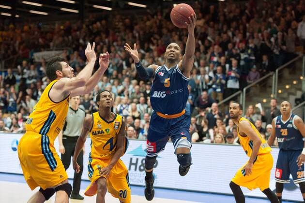 v.li.: Lorenzo Williams (Eisbären Bremerhaven) Korbleger, Basketball, Beko BBL, Eisbären Bremerhaven - ALBA Berlin, xobx
