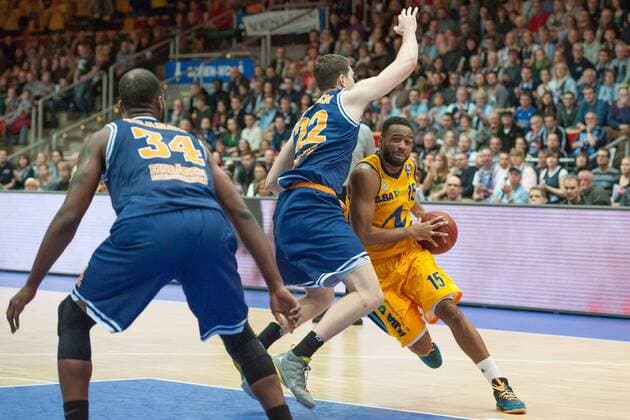 v.li.: Jake O Brien (Eisbären Bremerhaven), Reggie Redding (ALBA Berlin) im Zweikampf, Basketball, Beko BBL, Eisbären Bremerhaven - ALBA Berlin, xobx