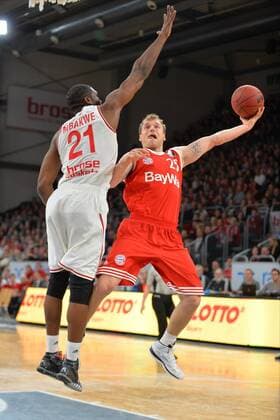 Anton Gavel (FC Bayern Muenchen rechts) beim Korbwurf. Trevor Mbakwe (Brose Baskets Bamberg links) versucht zu blocken. , EP_MMZ