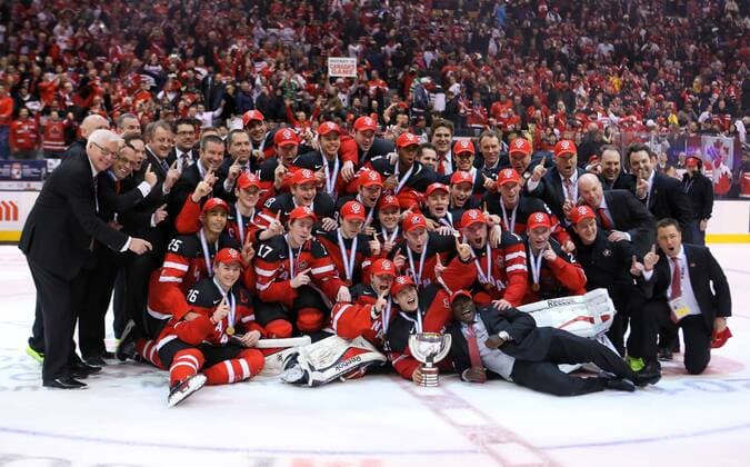 TORONTO, CANADA. JANUARY 5, 2015. Canada s team pose for a group photo with a trophy after winning the 2015 IIHF World Junior Championship final Ice hockey Eishockey match against Russia at the Air Canada Centre. The Canadian team won the game 5:4. Yelena Rusko TASS  RE15937B