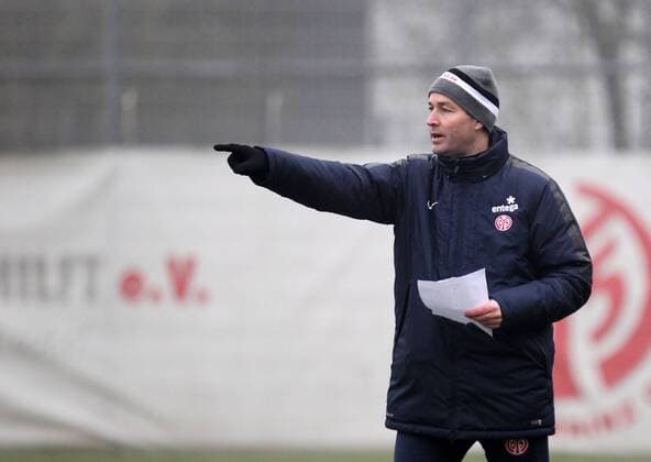 06.01.2015, xsvx, Fussball FSV Mainz 05 Trainingsstart, v.l. Trainer Kasper Hjulmand (FSV Mainz 05) gestikuliert, gibt Anweisungen gesticulate giving instructions