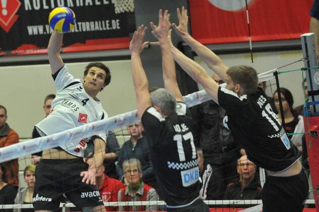 GER, VBL, SVG Lueneburg vs Berlin Recycling Volleys 07.01.2015, Gellersenhalle, Reppenstedt, GER, VBL, SVG Lueneburg vs Berlin Recycling Volleys, im Bild Tijmen Laane (Lueneburg 04) versucht sich gegen Christian Duennes (Dünnes Berlin 16) und Johannes Bontje (Berlin 17) durchzusetzen