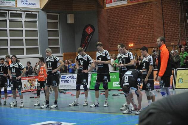 GER, VBL, SVG Lueneburg vs Berlin Recycling Volleys 07.01.2015, Gellersenhalle, Reppenstedt, GER, VBL, SVG Lueneburg vs Berlin Recycling Volleys, im Bild die Berliner Mannschaft laesst die Koepfe haengen