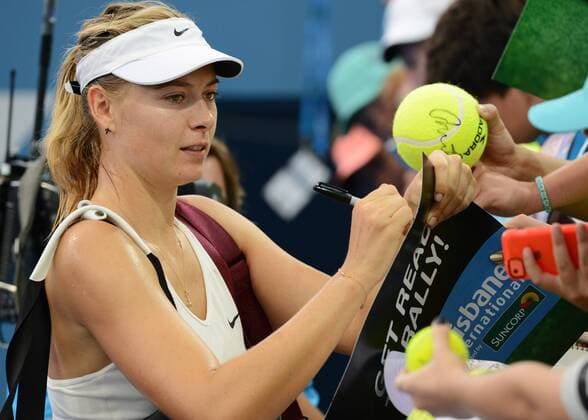 Maria Sharapova (RUS) gibt ihren Fans Autogramme. Brisbane International 2015, Brisbane, Australien