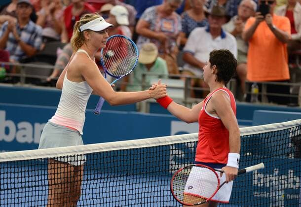 L-R, Maria Sharapova (RUS) reicht nach ihrem Sieg Carla Suarez Navarro (ESP) die Hand. Brisbane International 2015, Brisbane, Australien