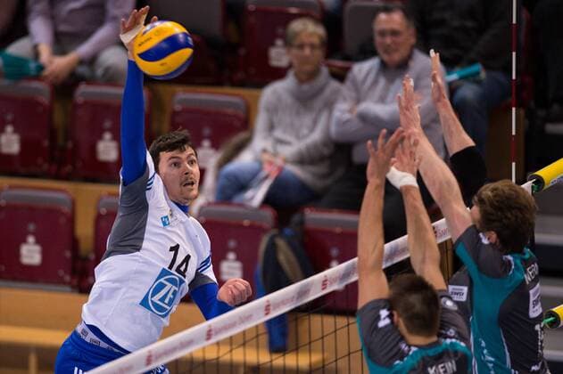 07.01.2015, Arena Kreis Dueren, Dueren Volleyball, Bundesliga Maenner, SWD powervolleys Düren Dueren vs. VfB Friedrichshafen Angriff Baptiste Geiler ( 14 Friedrichshafen) - Block Doppelblock Georg Klein ( 6 Dueren), Ciaran McGovern ( 15 Dueren)