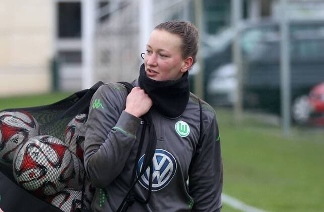 Trainingsauftakt des Frauenfussballbundesligisten VfL Wolfsburg mit Neuzugang Yuki Ogimi, hier im Bild Almut Schult (VfL Wolfsburg).
