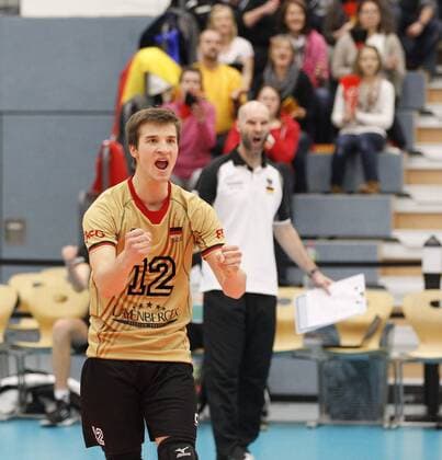 Volleyball Hessen - 2015 CEV U19 Volleyball European Championship EM Europameisterschaft - Men 08.01.2015 Germany (schwarz) - Israel (blau) v.l. Julian Zenger (Germany) Germany - Israel