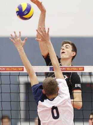 Volleyball Hessen - 2015 CEV U19 Volleyball European Championship EM Europameisterschaft - Men 08.01.2015 Germany (schwarz) - Israel (blau) v.l. Dmytro Yefimenko (Israel), Tobias Krick (Germany) Germany - Israel