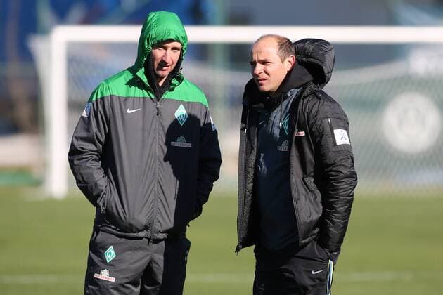 Trainer Viktor Skripnik (SV Werder Bremen) im Gespraech mit Frank Baumann (Direktor Profifuï¬‚ball und Scout) beim Training in Belek SV Werder Bremen, Trainingslager in Belek, Fussball, 08.01.2015 EP_jse