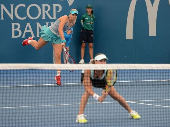 L-R, Sabine Lisicki (GER) schlägt auf, während ihre Doppelpartnerin Martina Hingis (SUI) am Netz wartet. Brisbane International 2015, Brisbane, Australien