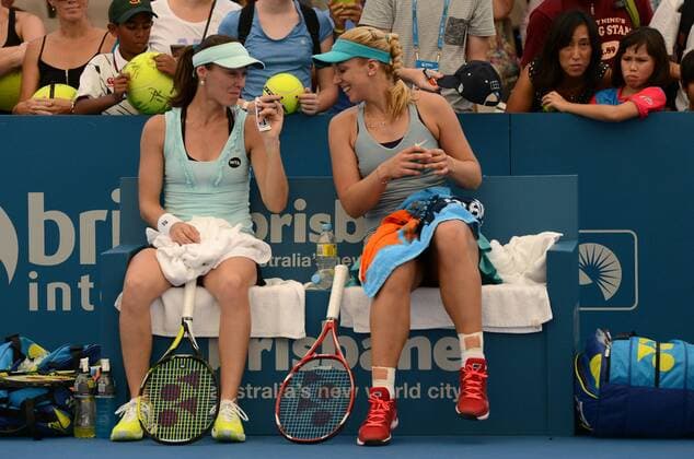 L-R, Martina Hingis (SUI) und Doppelpartnerin Sabine Lisicki (GER) sitzen nach ihrem gewonnenen Match auf der Bank. Brisbane International 2015, Brisbane, Australien