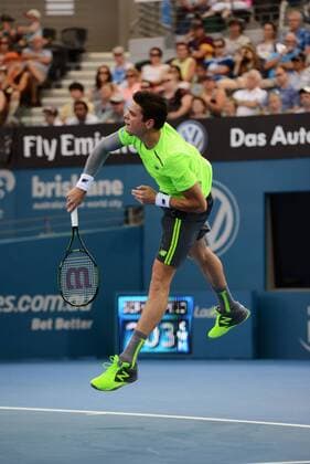 Milos Raonic (CAN) in Aktion. Brisbane International 2015, Brisbane, Australien