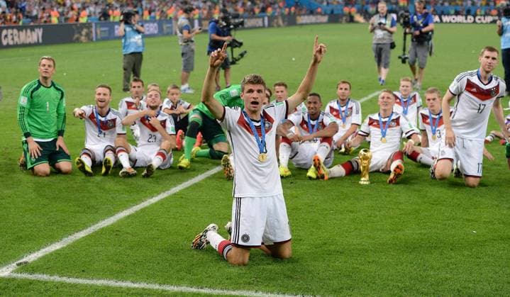 FUSSBALL WM 2014 FINALE Deutschland - Argentinien 13.07.2014 DEUTSCHLAND FEIERT DEN WM TITEL 2014: Thomas Müller (vorn mitte) und Torwart Manuel Neuer, Shkodran Mustafi, Miroslav Klose, Christoph Kramer, Erik Durm, Jerome Boateng, Mario Götze, Bastian Schweinsteiger, Andre Schürrle, Matthias Ginter und Per Mertesacker (hinten v.li.) feiern mit dem WM Pokal 