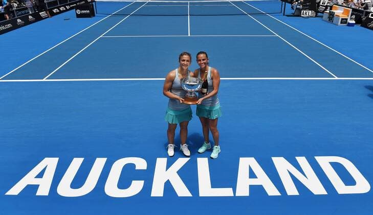 10.01.2015. Auckland, New Zealand. Italian doubles players Sara Errani and Roberta Vinci (R) celebrate their doubles final win on Finals day at the ASB Classic WTA Tennis Damen International. ASB Tennis Centre, Auckland, New Zealand. Saturday 10 January 2015. xAndrewxcornagax  ActionPlus11588025