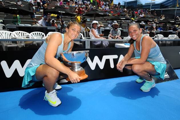 10.01.2015. Auckland, New Zealand. Italian player Sara Errani and Roberta Vinci after winning their Doubles Finals match at the ASB Classic Women s International. ASB Tennis Centre, Auckland, New Zealand. xChrisxSymesx  ActionPlus11588034