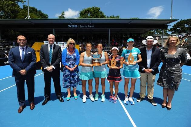 10.01.2015. Auckland, New Zealand. Awards ceremony. Winners Italian player Sara Errani and Roberta Vinci and runners up Japanese player Shuko Aoyama and Czech player Renata Voracova after the Doubles Final at the ASB Classic Women s International. ASB Tennis Centre, Auckland, New Zealand. xChrisxSymesx  ActionPlus11588036