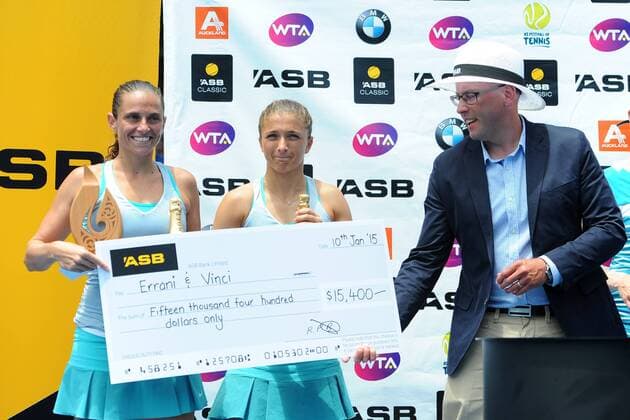 10.01.2015. Auckland, New Zealand. Italian player Sara Errani and Roberta Vinci receive the winners cheque after winning their Doubles Finals match at the ASB Classic Women s International. ASB Tennis Centre, Auckland, New Zealand. xChrisxSymesx  ActionPlus11588037