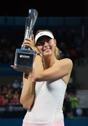 Maria Sharapova (RUS) präsentiert lächelnd ihre Siegertrophäe. Brisbane International 2015, Brisbane, Australien