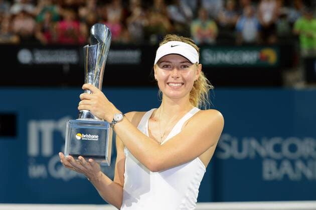 Maria Sharapova (RUS) präsentiert lächelnd ihre Siegertrophäe. Brisbane International 2015, Brisbane, Australien
