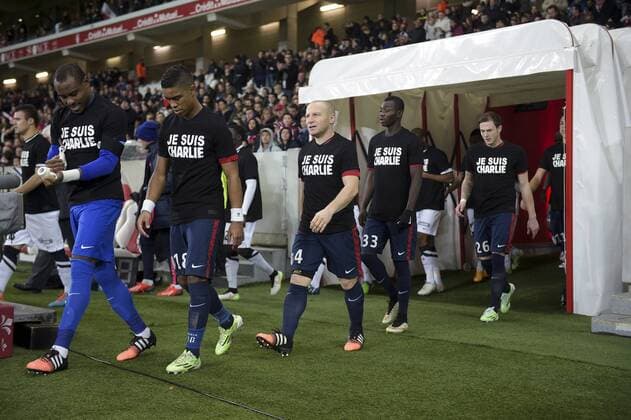 Einmarsch der Spieler von Lille mit Je-suis-Charlie-T-Shirts: Franck BERIA, Vincent ENYEAMA, Florent BALMONT, Adama Traore, Nolan ROUX - Frankreich, Ligue 1 - Lille OSC - 10 01 2015 JBAutissier Panoramic 