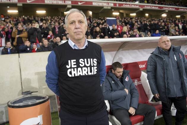 Schweigeminute in Erinnerung an die Opfer der Terroranschläge von Paris Rene Girard mit Je-suis-Charlie-T-Shirt (lille) - Frankreich, Ligue 1 - Lille OSC - 10 01 2015 JBAutissier Panoramic 