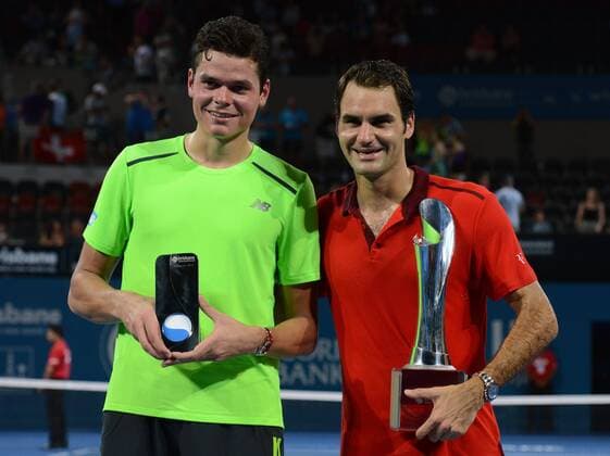 L-R, Finalist Milos Raonic (CAN) und Turniersieger Roger Federer (SUI) präsentieren ihre Trophäen. Brisbane International 2015, Brisbane, Australien
